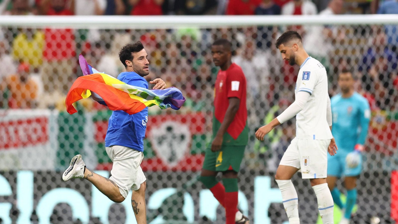 Während des Spiels zwischen Portugal und Uruguay sorgte ein Flitzer mit einer Regenbogenfahne für eine Spielunterbrechung. Auf den Fernsehbildern war er nicht zu sehen, da die Regie weg blendete.Foto: IMAGO/Sportimage/IMAGO/David Klein