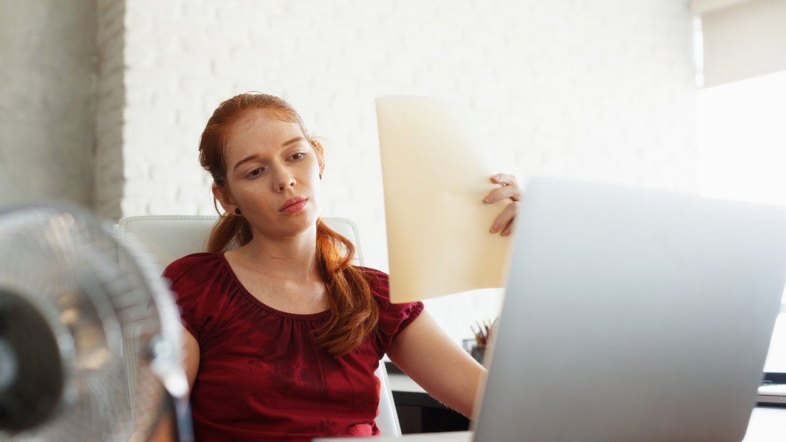 Erfahren Sie, was der Arbeitsschutz bei Hitze im Büro vorgibt und welche Temperaturen laut Gesetz zumutbar sind.Foto: Diego Cervo / Shutterstock.com Erfahren Sie, was der Arbeitsschutz bei Hitze im Büro vorgibt und welche Temperaturen laut Gesetz zumutbar sind.Foto: Diego Cervo / Shutterstock.com