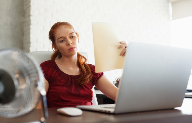 Erfahren Sie, was der Arbeitsschutz bei Hitze im Büro vorgibt und welche Temperaturen laut Gesetz zumutbar sind.<span class='image-autor'>Foto: Diego Cervo / Shutterstock.com</span>