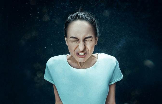 Der Knigge - Niesen: Alle aktuellen Benimmregeln im Überblick<span class='image-autor'>Foto: Master1305 / Shutterstock.com</span>