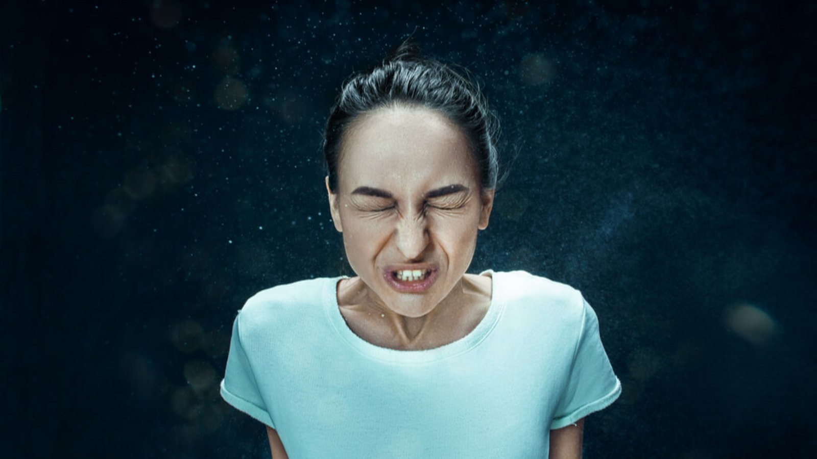 Der Knigge - Niesen: Alle aktuellen Benimmregeln im ÜberblickFoto: Master1305 / Shutterstock.com Der Knigge - Niesen: Alle aktuellen Benimmregeln im ÜberblickFoto: Master1305 / Shutterstock.com