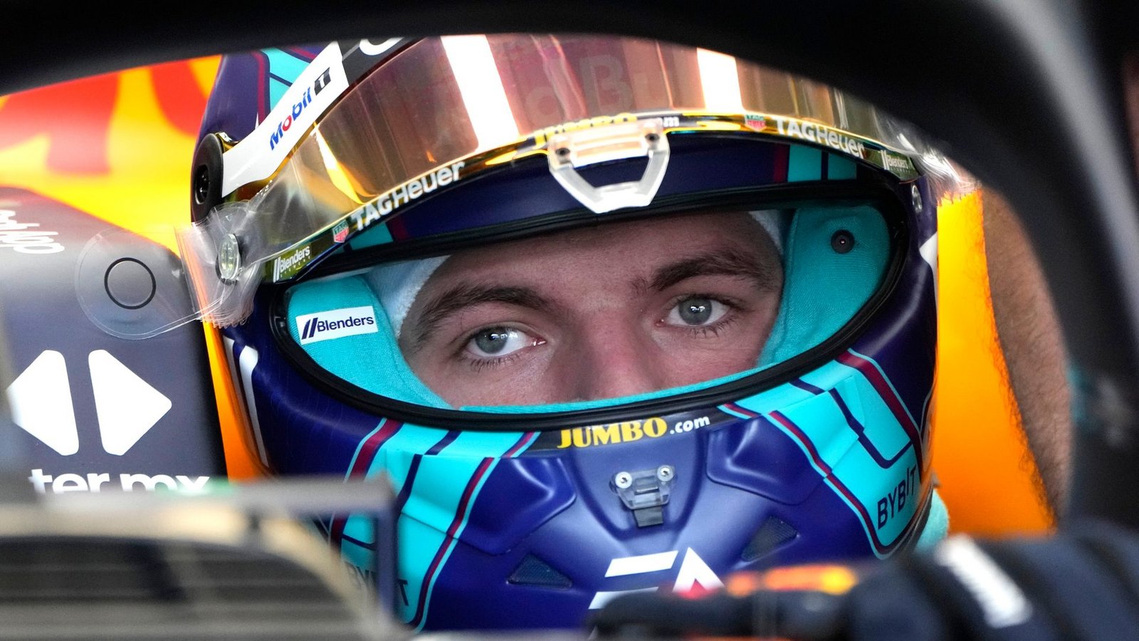 Formel-1-Weltmeister Max Verstappen behält den WM-Kampf im Blick.Foto: Lynne Sladky/AP/dpa