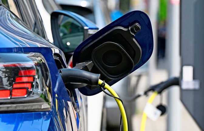 E-Autos werden billiger, viele Verbraucher meiden sie trotzdem.E-Autos werden billiger, viele Verbraucher meiden sie trotzdem.<span class='image-autor'>Foto: Bernd Weißbrod/dpa</span>