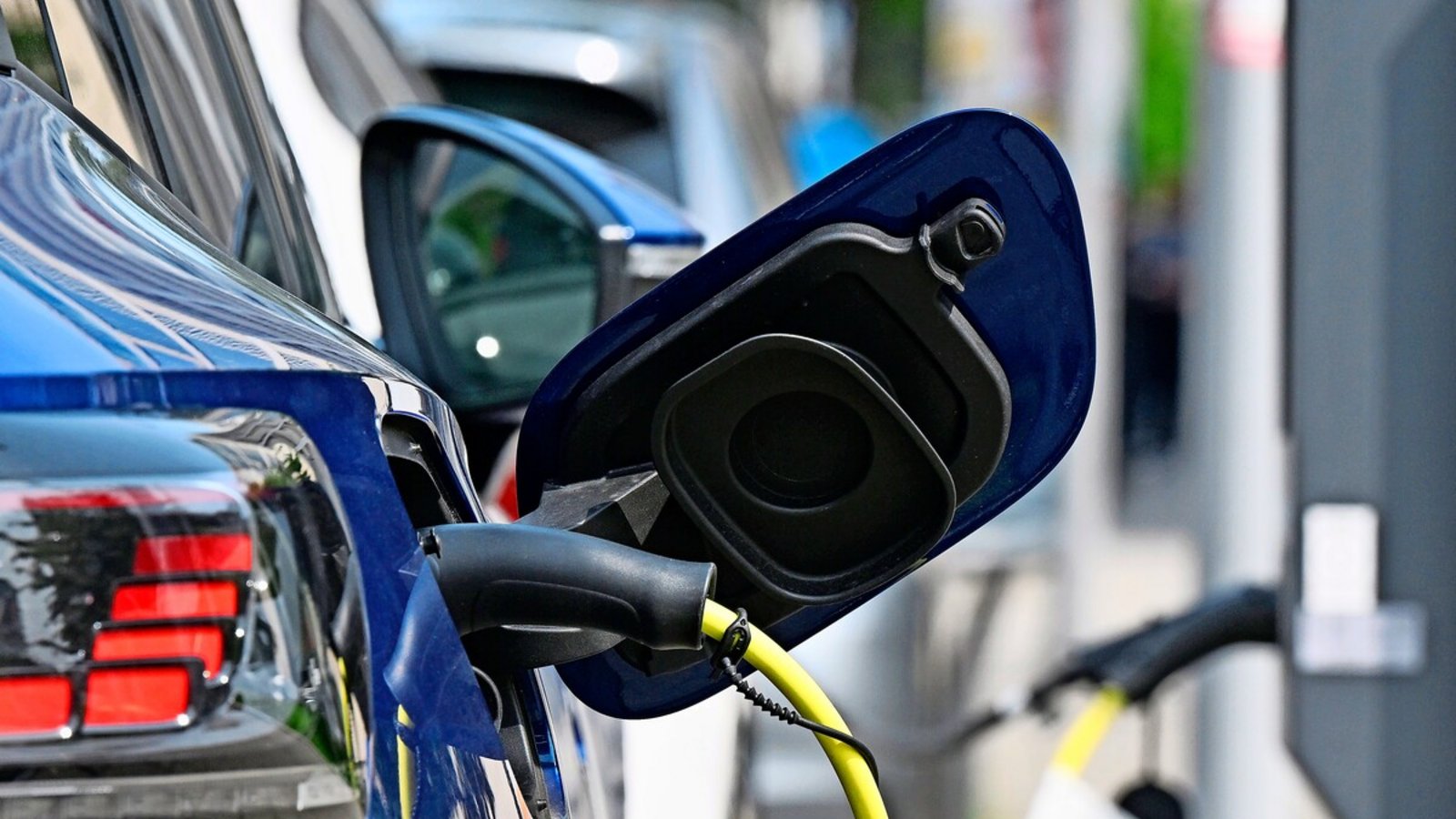 E-Autos werden billiger, viele Verbraucher meiden sie trotzdem.E-Autos werden billiger, viele Verbraucher meiden sie trotzdem.Foto: Bernd Weißbrod/dpa E-Autos werden billiger, viele Verbraucher meiden sie trotzdem.E-Autos werden billiger, viele Verbraucher meiden sie trotzdem.Foto: Bernd Weißbrod/dpa