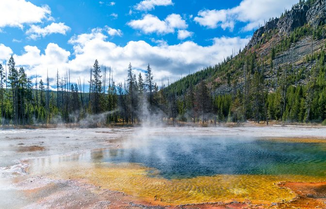 Für Touristen wird der Eintritt in US-Nationalparks (hier der Yellowstone-Nationalpark) ab Januar deutlich teurer.<span class='image-autor'>Foto: IMAGO/Pond5 Images/IMAGO/xKminar21x</span>