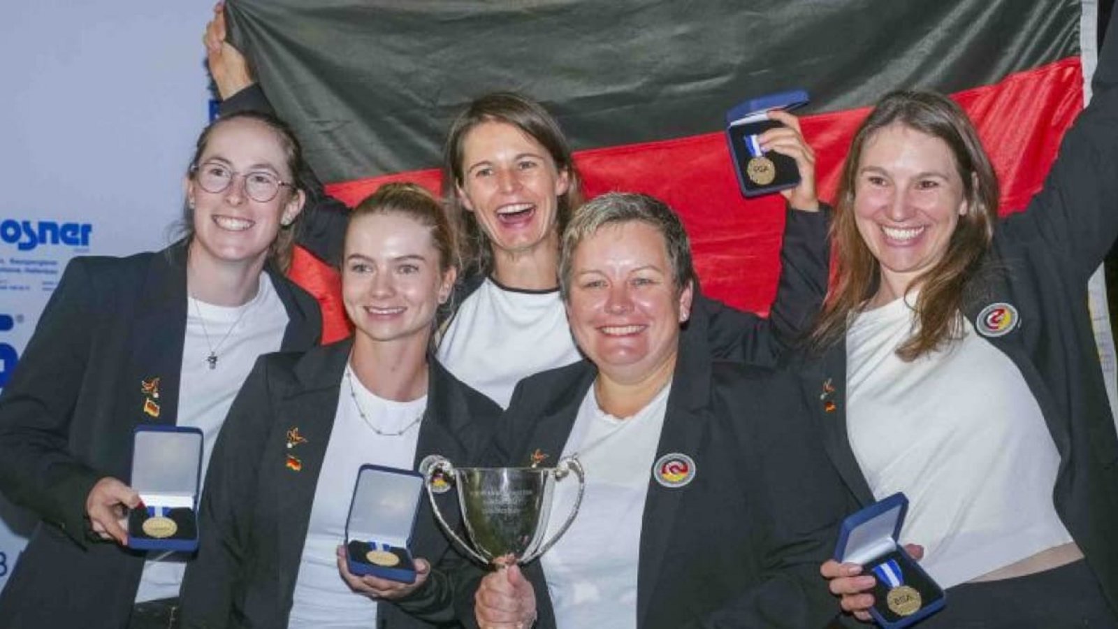 Vivienne Bühle (2. v. li.) und Alena Oppenheimer (re.) mit Annabelle Sapper, Maria Anetseder und Rachel de Heuvel (v. li.)EGA