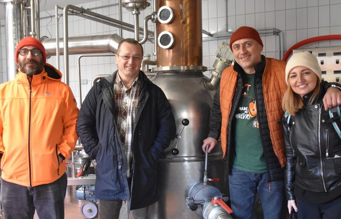 Brenner und Brauer aus Georgien zu Gast bei Wolfgang Fessler, um sich über das Brennwesen und die Getreideverarbeitung in der Fessler Mühle und deren Destillerie in Sersheim zu informieren. Georgien gilt nicht nur als das Ursprungsland des Weines, sondern hat auch hervorragende Destillerien sowie Brauereien. So waren nun Braumeister Kachaber Gurieli, Meisterbräu Tbilisi, und Brennmeister Nikoloz Kandelaki mit Giorgi Tevzadze, Inhaber der Riravo Destillerie aus Tbilisi, zusammen mit Sophie Kobaidze zu einem intensiven Gedankenaustausch in Sersheim und Deutschland unterwegs. Schnell war klar,dass es hier einige interessante Verbindungen zwischen den beiden Destillerien geben kann, so den Austausch von Fässern um jeweils ein regionales Destillat einzulegen oder eventuell zusammen einen Blend Whisky herzustellen. Vereinbart wurde bereits, dass die Georgier mit einem Stand am 2. Juli dieses Jahres zum 4. Glencoe Swabian Whiskyday nach Sersheim in die Fessler Mühle kommen. Nun steht ein Gegenbesuch in Georgien an. <span class='image-autor'>Foto: p</span>