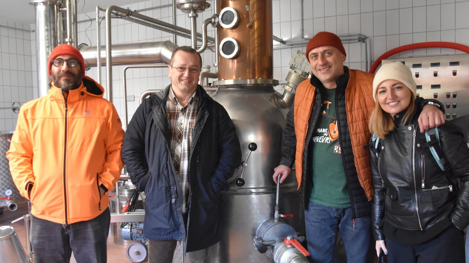 Brenner und Brauer aus Georgien zu Gast bei Wolfgang Fessler, um sich über das Brennwesen und die Getreideverarbeitung in der Fessler Mühle und deren Destillerie in Sersheim zu informieren. Georgien gilt nicht nur als das Ursprungsland des Weines, sondern hat auch hervorragende Destillerien sowie Brauereien. So waren nun Braumeister Kachaber Gurieli, Meisterbräu Tbilisi, und Brennmeister Nikoloz Kandelaki mit Giorgi Tevzadze, Inhaber der Riravo Destillerie aus Tbilisi, zusammen mit Sophie Kobaidze zu einem intensiven Gedankenaustausch in Sersheim und Deutschland unterwegs. Schnell war klar,dass es hier einige interessante Verbindungen zwischen den beiden Destillerien geben kann, so den Austausch von Fässern um jeweils ein regionales Destillat einzulegen oder eventuell zusammen einen Blend Whisky herzustellen. Vereinbart wurde bereits, dass die Georgier mit einem Stand am 2. Juli dieses Jahres zum 4. Glencoe Swabian Whiskyday nach Sersheim in die Fessler Mühle kommen. Nun steht ein Gegenbesuch in Georgien an. Foto: p