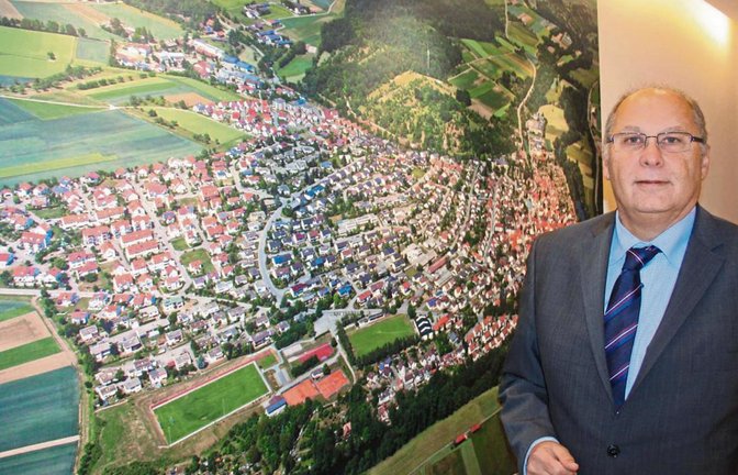 Bürgermeister Werner Somlai berichtet von einem arbeitsintensiven Jahr in Oberriexingen. Fotos: Jähne
