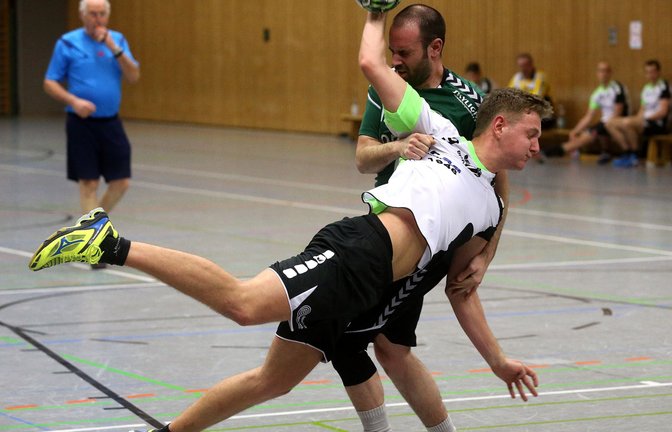 Jens Gergen (mit Ball) hat sich kurz vor Beginn der Handballsaison beim Fußballspielen verletzt. Der TSV Oberriexingen startet mit einem etwas ausgedünnten Kader. <span class='image-autor'>Foto: Küppers</span>