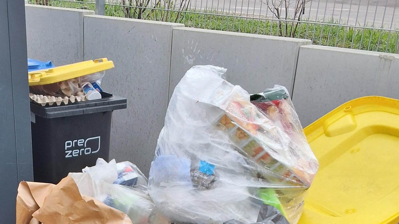Mal werden die Mülltonnen von Fremden mitbenutzt, mal Abfall wie Altkleidung und abgelaufene Lebensmittelreste direkt vor die Unterkunft gelegt.  Fotos: Stadt Sachsenheim