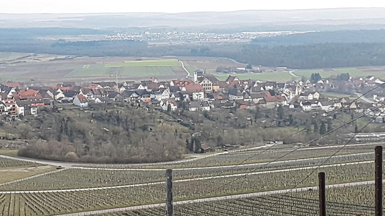 Ein Postkartenmotiv ist das Gebiet auf dem Berg in Hohenhaslach. Seine Weiterentwicklung war jetzt Thema einer Diskussionsrunde, die bei einigen Bürgern für Unmut sorgte.  Foto: Glemser