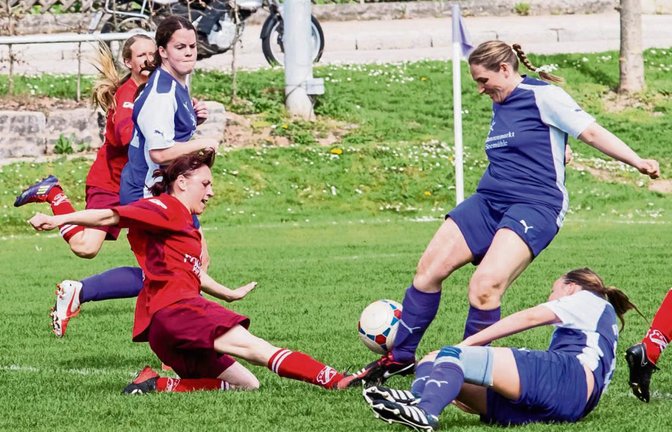 Nadine Friedl (SCH, Mitte) ging im Frühjahr noch mit vollem Einsatz gegen den FV Roßwag zur Sache. Morgen beginnt die neue Saison.  Foto: Simecek