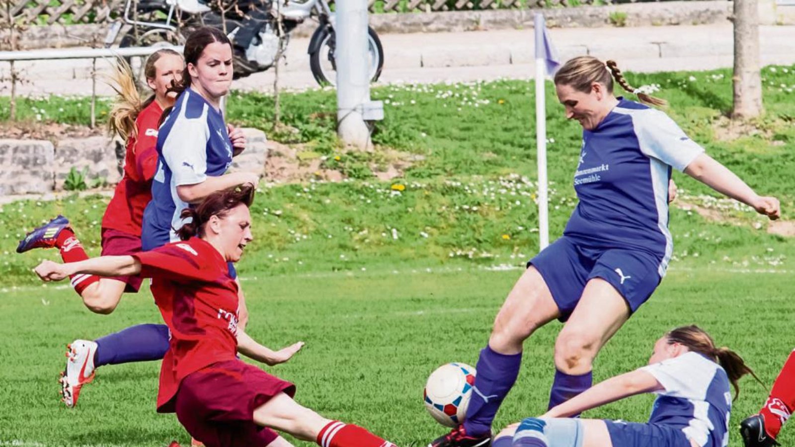 Nadine Friedl (SCH, Mitte) ging im Frühjahr noch mit vollem Einsatz gegen den FV Roßwag zur Sache. Morgen beginnt die neue Saison. Foto: Simecek Nadine Friedl (SCH, Mitte) ging im Frühjahr noch mit vollem Einsatz gegen den FV Roßwag zur Sache. Morgen beginnt die neue Saison. Foto: Simecek