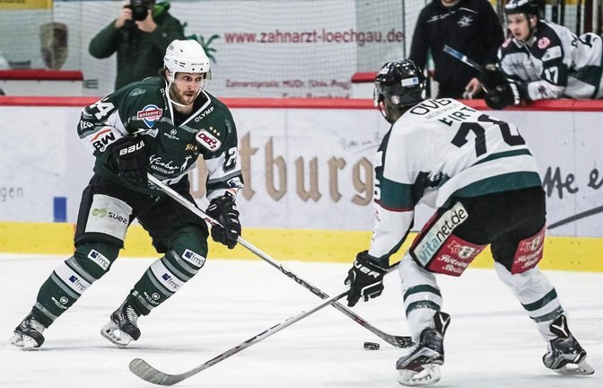 David Wrigley (links) hat gegen die Starbulls (rechts Cameron Burt) einen der sechs Treffer zum 6:3-Heimsieg erzielt. Foto: Simecek