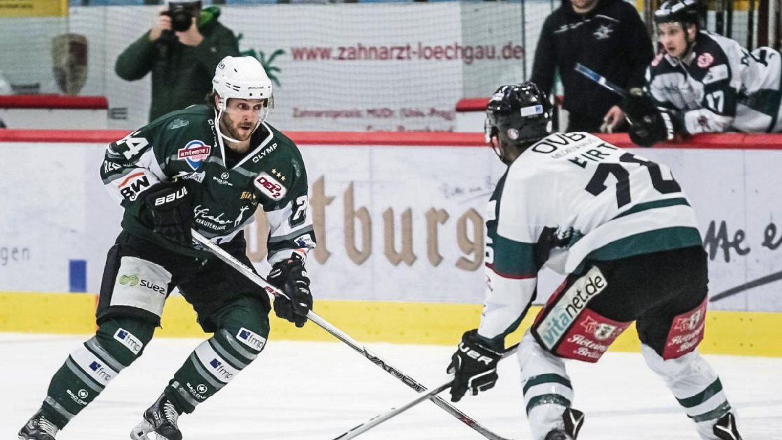 David Wrigley (links) hat gegen die Starbulls (rechts Cameron Burt) einen der sechs Treffer zum 6:3-Heimsieg erzielt. Foto: Simecek David Wrigley (links) hat gegen die Starbulls (rechts Cameron Burt) einen der sechs Treffer zum 6:3-Heimsieg erzielt. Foto: Simecek