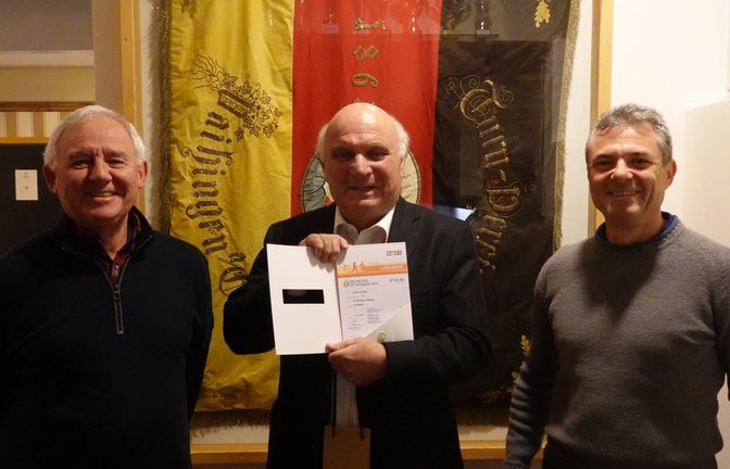 Rüdiger Holzberg (Mitte) freut sich über die Urkunde für das bestandene 65. Sportabzeichen, die ihm von Patrick Houis, Abteilungsleiter Turnen & Fitness des TV Vaihingen (links) und Gregor Faltum, Leiter des Sportabzeichen-Teams (rechts) überreicht wurde. <span class='image-autor'>Foto: privat</span>