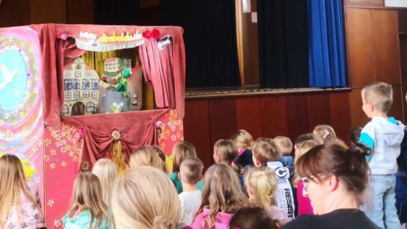 Das Theater Dimbeldu unterhält die jungen Gäste in der Sporthalle. Das Theater Dimbeldu unterhält die jungen Gäste in der Sporthalle.