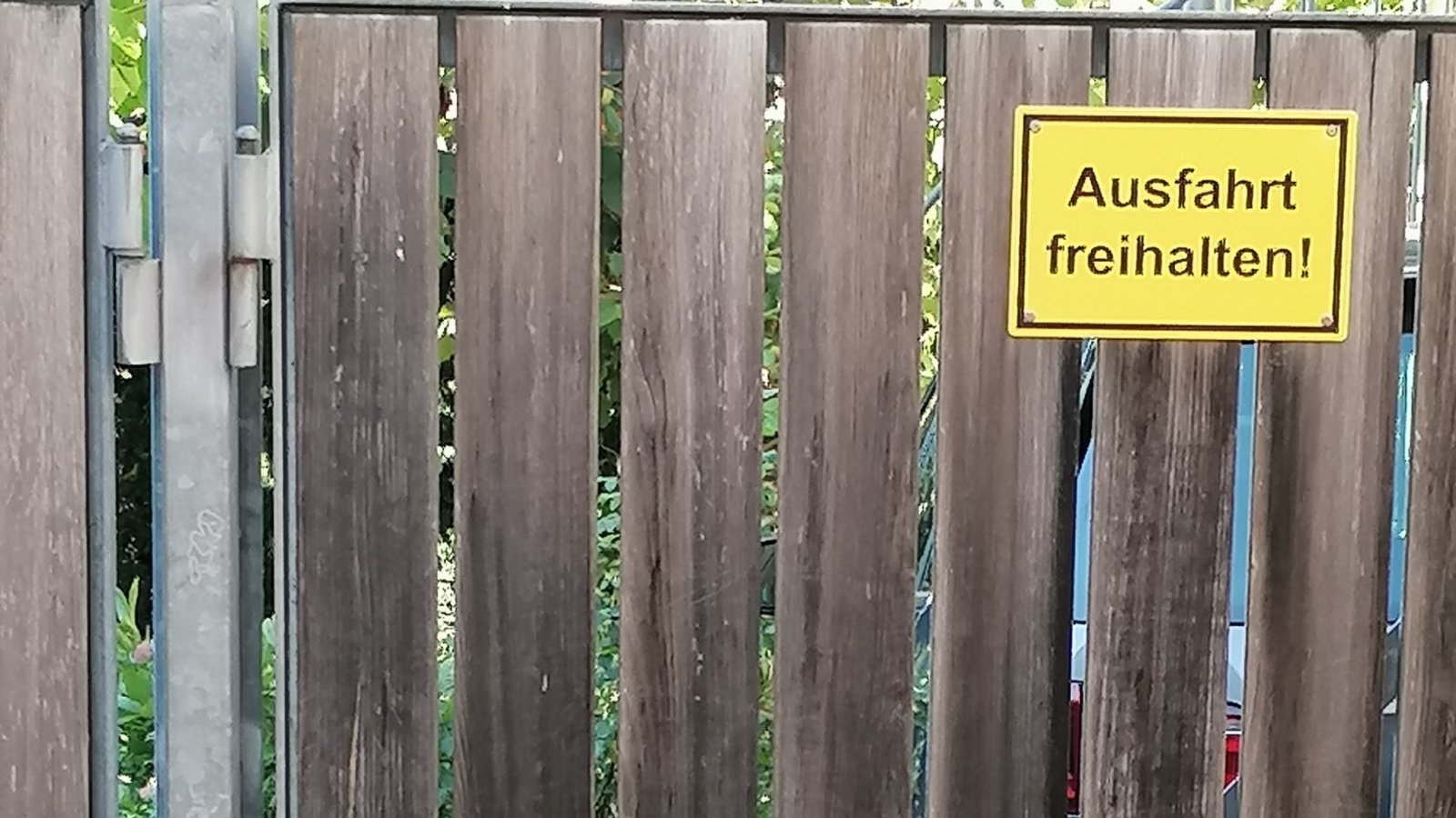 Gut, wenn man einen wachsamen Vierbeiner hat, der darauf achtet, dass die Bitte um Freihaltung der Ausfahrt auch eingehalten wird. Gesehen in Vaihingen. Foto: Banholzer