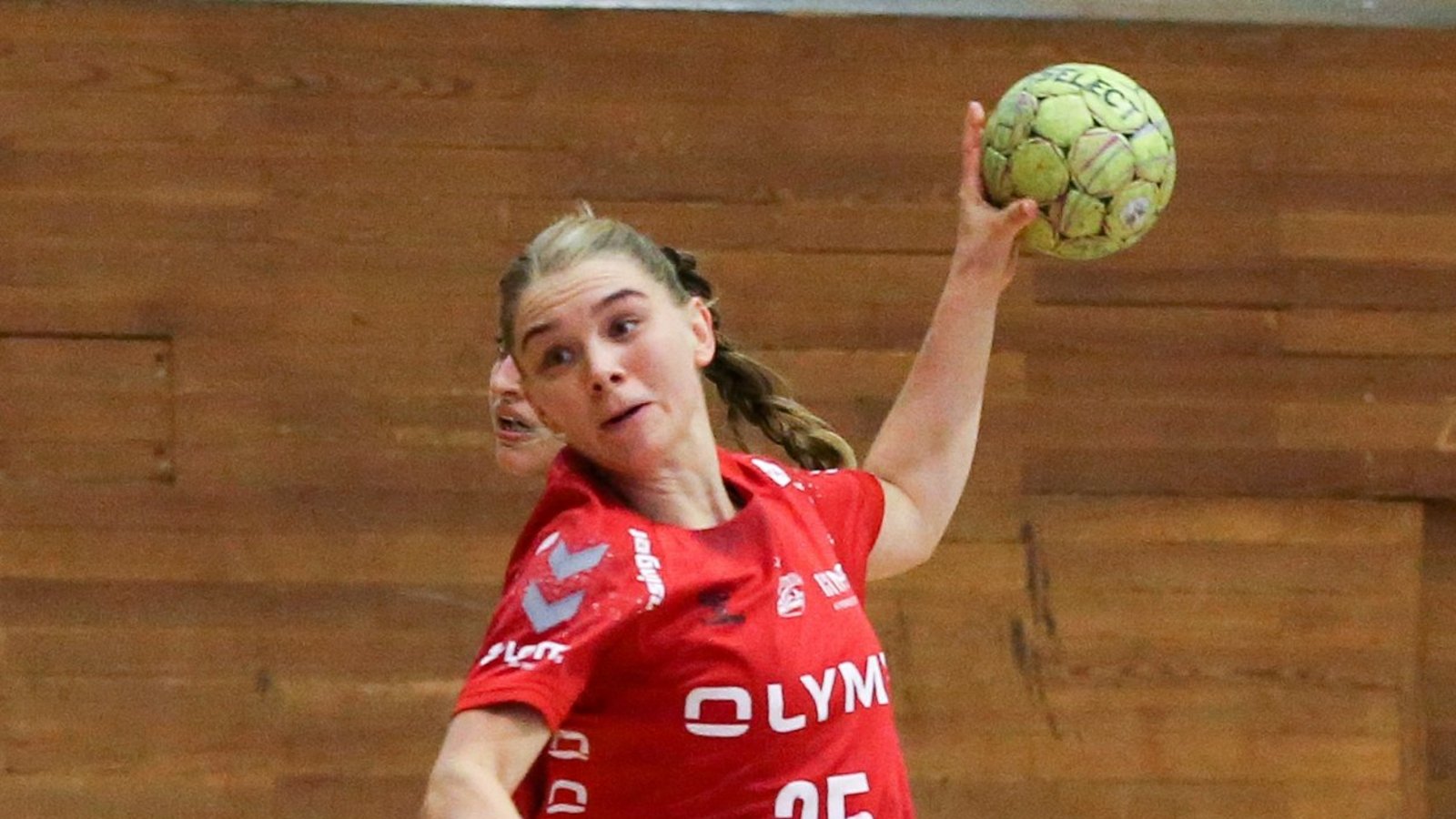 Julia Maidhof, Trine Østergaard und Jenny Behrend (von links) haben ihre Verträge bei Handball-Erstligist SG BBM Bietigheim verlängert. Fotos. Baumann