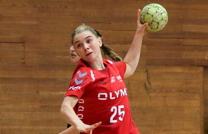 Julia Maidhof, Trine Østergaard und Jenny Behrend (von links) haben ihre Verträge bei Handball-Erstligist SG BBM Bietigheim verlängert. Fotos. Baumann