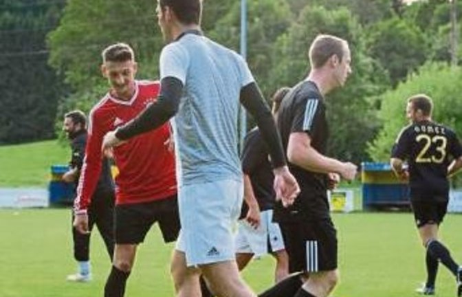 Mit dem Ball macht das Training gleich viel mehr Spaß – auch den Spielern des Neu-A-Ligisten SV Riet. Foto: Leitner