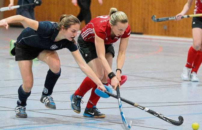 Elvira Perleß (rechts) und der Bietigheimer HTC waren gegen den TSV Ludwigsburg nicht vom Glück begünstigt. Zweimal rettete der Pfosten für die Mannschaft aus der Barockstadt. Foto: Archiv/Bürkle