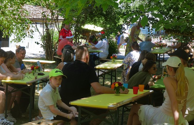 Schattenplätze heiß begehrt: Sommerfest des Haus Johanni.  <span class='image-autor'>Foto: Friedrich</span>