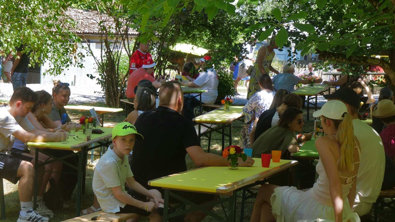 Schattenplätze heiß begehrt: Sommerfest des Haus Johanni.  Foto: Friedrich