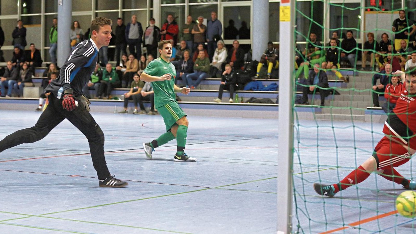 Sebastian Stoklossa (grünes Trikot) verkürzt im Gruppenspiel auf 1:3, nachdem Großglattbachs Torwart Nathanael Wenzler herausgelaufen und ausgespielt war. Foto: Küppers Sebastian Stoklossa (grünes Trikot) verkürzt im Gruppenspiel auf 1:3, nachdem Großglattbachs Torwart Nathanael Wenzler herausgelaufen und ausgespielt war. Foto: Küppers