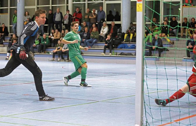 Sebastian Stoklossa (grünes Trikot) verkürzt im Gruppenspiel auf 1:3, nachdem Großglattbachs Torwart Nathanael Wenzler herausgelaufen und ausgespielt war. Foto: Küppers
