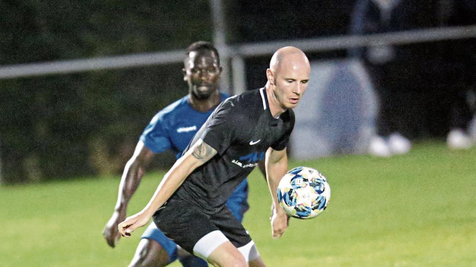 Strittige Szene in Minute 38: Springt der Ball Lukas Glaser an den Arm und berechtigt das den Handelfmeter, den Bissingen II verwandelt? Foto: Küppers Strittige Szene in Minute 38: Springt der Ball Lukas Glaser an den Arm und berechtigt das den Handelfmeter, den Bissingen II verwandelt? Foto: Küppers