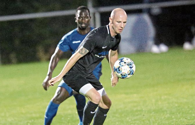 Strittige Szene in Minute 38: Springt der Ball Lukas Glaser an den Arm und berechtigt das den Handelfmeter, den Bissingen II verwandelt? Foto: Küppers