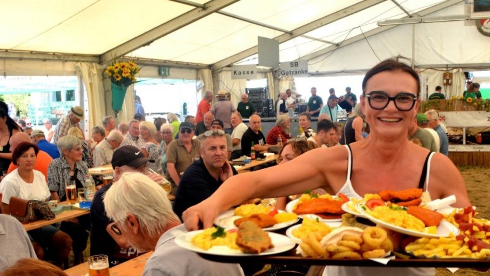 Der Fisch ist gefragt, die Helfenden schleppen schwer. Fotos: Stahlfeld Der Fisch ist gefragt, die Helfenden schleppen schwer. Fotos: Stahlfeld