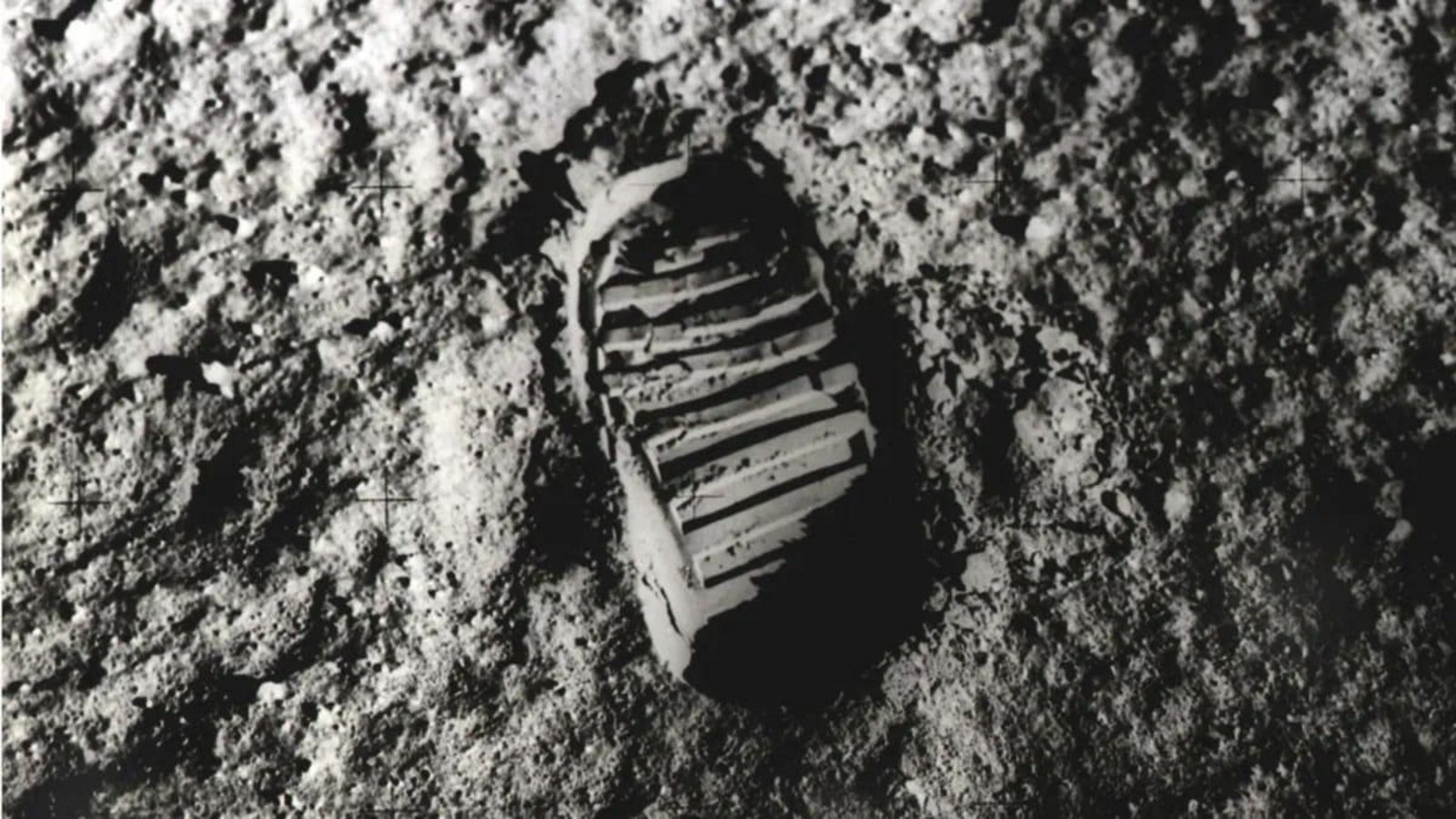 „. . . Ein großer Schritt für die Menschheit“ sagte US-Astronaut Neil Armstrong, nachdem er und Edwin Aldrin als erste Menschen am 21. Juli 1969 den Mond betreten hatten. Ein Fußabdruck auf der weichen Mondoberfläche zeugt von dem historischen Ereignis.dpa/Nasa „. . . Ein großer Schritt für die Menschheit“ sagte US-Astronaut Neil Armstrong, nachdem er und Edwin Aldrin als erste Menschen am 21. Juli 1969 den Mond betreten hatten. Ein Fußabdruck auf der weichen Mondoberfläche zeugt von dem historischen Ereignis.dpa/Nasa