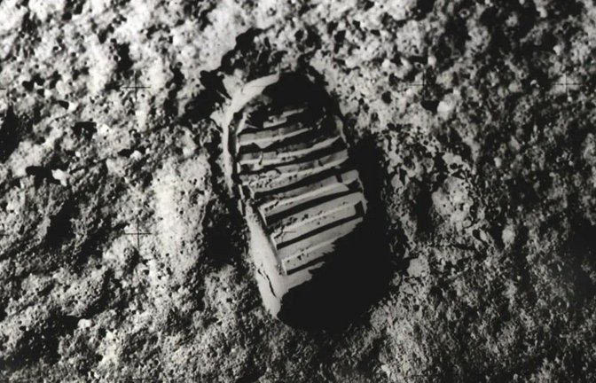 „. . . Ein großer Schritt für die Menschheit“ sagte US-Astronaut Neil Armstrong, nachdem er und Edwin Aldrin als erste Menschen am 21. Juli 1969 den Mond betreten hatten. Ein Fußabdruck auf der weichen Mondoberfläche zeugt von dem historischen Ereignis.<span class='image-autor'>dpa/Nasa</span>