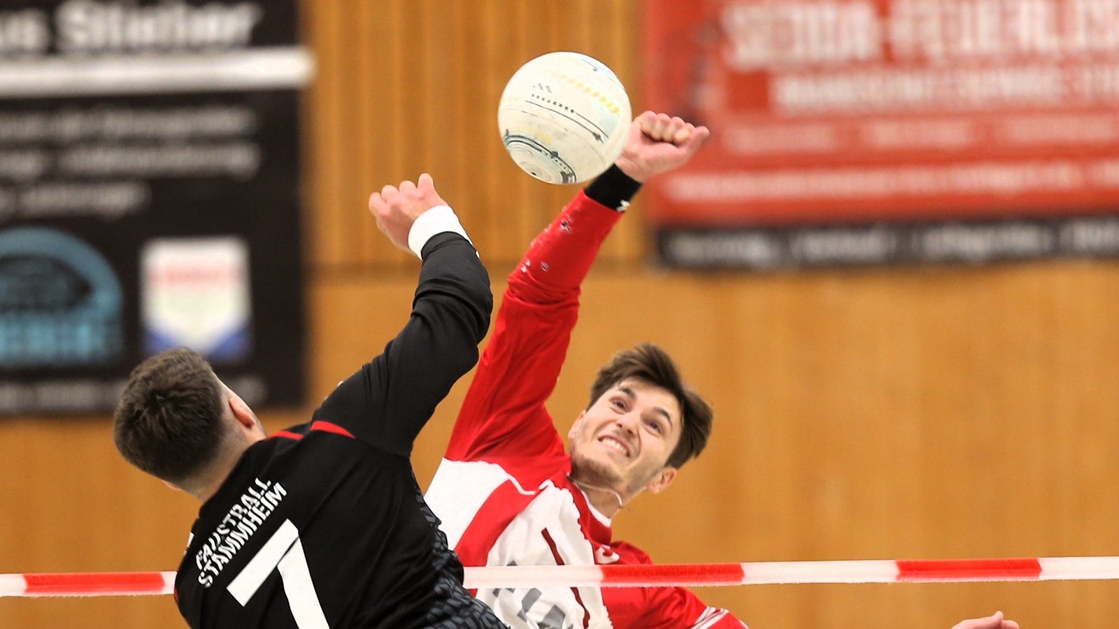 Gegen den TV Käfertal wird es auch auf die Schlaggewalt des Vaihinger Angreifer Johannes Junglaussen (rechts) ankommen. Foto: Küppers