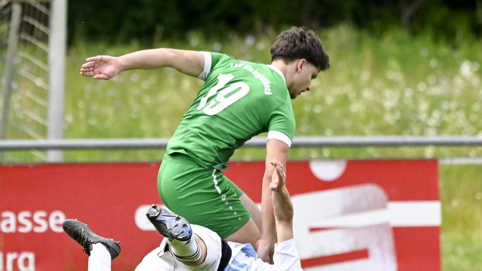 Eine Bruchlandung hat Fatih Esen (unten) vom VfB Vaihingen gegen Serif Ciftci und den TSV Kleinglattbach hingelegt. Foto: Leitner Eine Bruchlandung hat Fatih Esen (unten) vom VfB Vaihingen gegen Serif Ciftci und den TSV Kleinglattbach hingelegt. Foto: Leitner