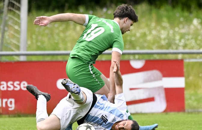 Eine Bruchlandung hat Fatih Esen (unten) vom VfB Vaihingen gegen Serif Ciftci und den TSV Kleinglattbach hingelegt. <span class='image-autor'>Foto: Leitner</span>