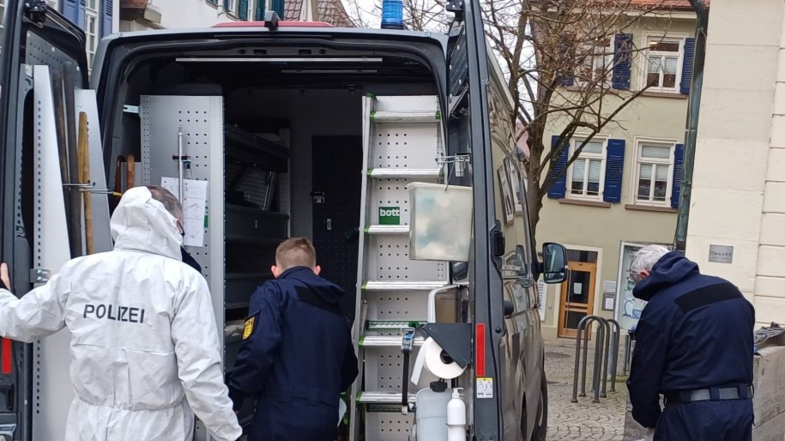 Kriminaltechniker des Polizeipräsidiums Ludwigsburg suchen am Montag nach der Brandursache in dem Gebäude am Marktplatz. Foto: Rücker