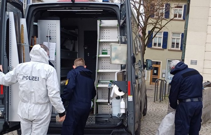 Kriminaltechniker des Polizeipräsidiums Ludwigsburg suchen am Montag nach der Brandursache in dem Gebäude am Marktplatz. Foto: Rücker