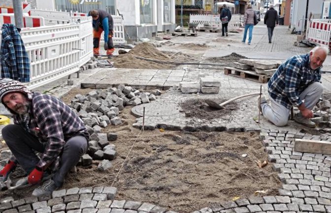 Die Spezialisten vom Pflasterbetrieb aus Wolfach legen die Bögen aus Stein in der Vaihinger Fußgängerzone nach Baustellenende ruckzuck wieder an ihren Platz.  Foto: Rücker
