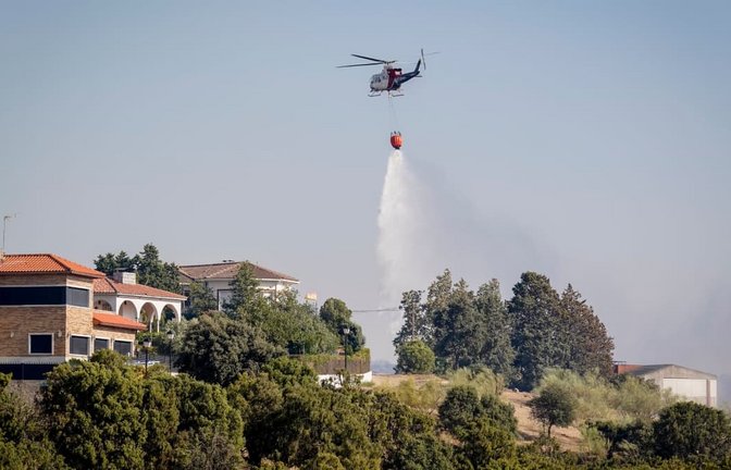 Auch Hubschrauber sind im Einsatz, um einen Waldbrand in Aldea del Fresno, rund 50 Kilometer westlich von Madrid, zu löschen.<span class='image-autor'>A. Pérez Meca/EUROPA PRESS/dpa</span>