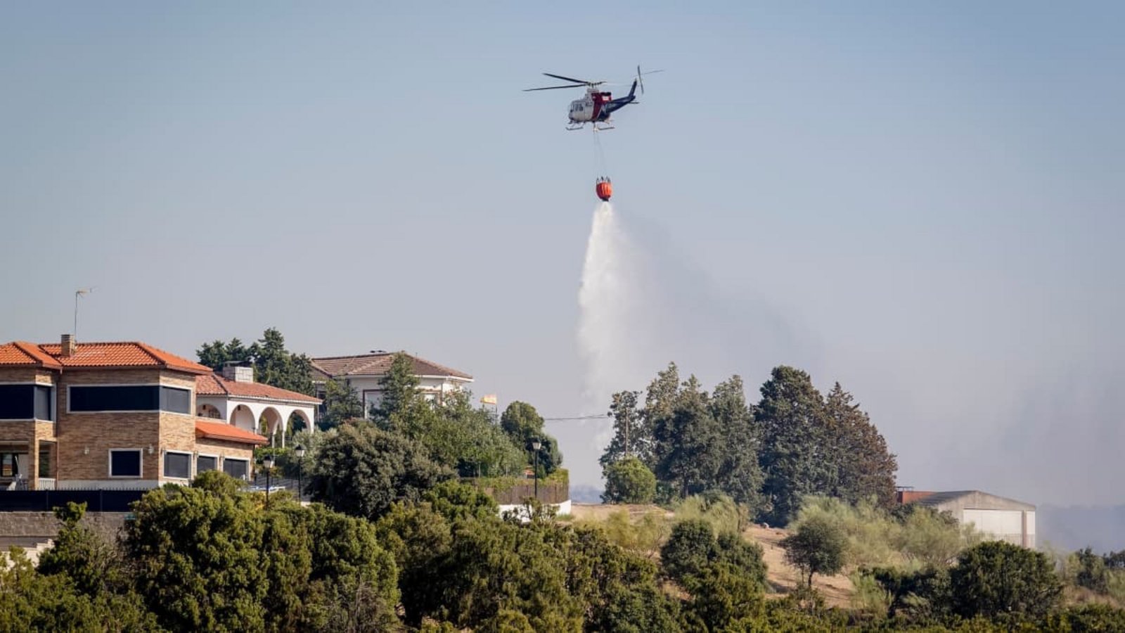 Auch Hubschrauber sind im Einsatz, um einen Waldbrand in Aldea del Fresno, rund 50 Kilometer westlich von Madrid, zu löschen.A. Pérez Meca/EUROPA PRESS/dpa Auch Hubschrauber sind im Einsatz, um einen Waldbrand in Aldea del Fresno, rund 50 Kilometer westlich von Madrid, zu löschen.A. Pérez Meca/EUROPA PRESS/dpa