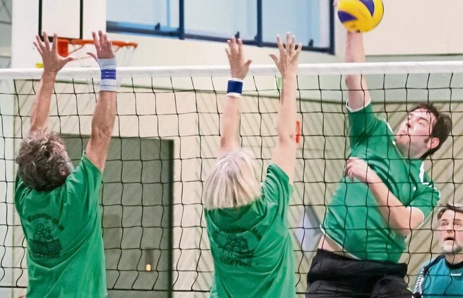 Iptingens Marco Kühnle (rechts) kommt mit einem Angriff gegen zwei Blocker des TSV Kleiningersheim durch. Foto: Simecek