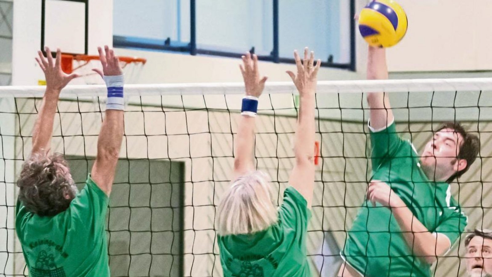 Iptingens Marco Kühnle (rechts) kommt mit einem Angriff gegen zwei Blocker des TSV Kleiningersheim durch. Foto: Simecek