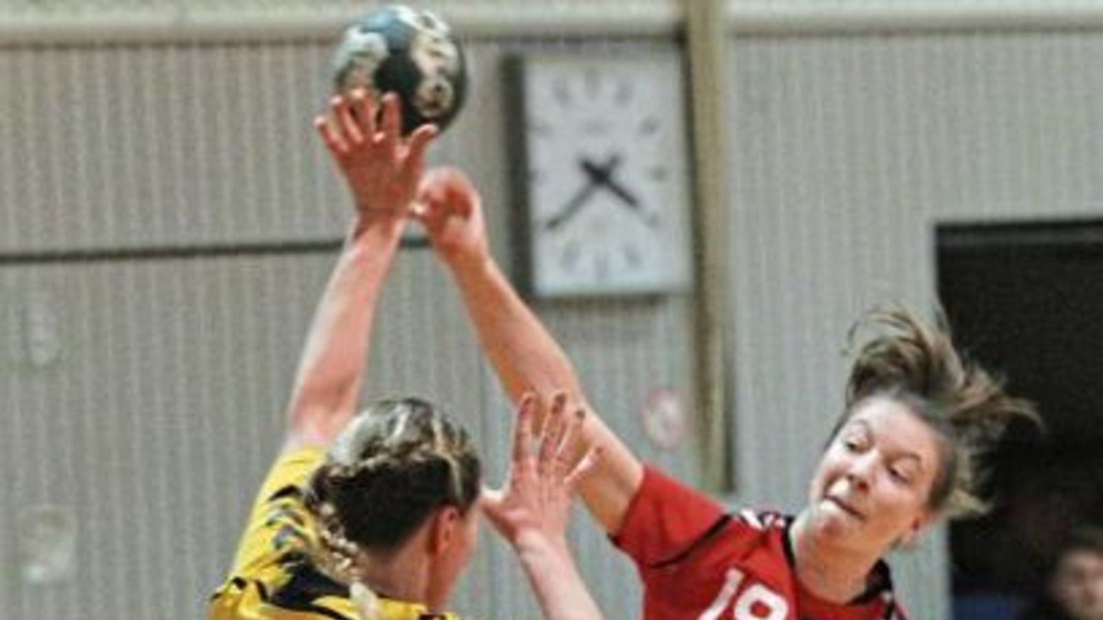 Jasmin Arnold (hinten rechts) und die Handballerinnen des HC Metter-Enz müssen am Sonntagabend beim Vierten zeigen, ob ihre Erfolgsserie anhält.  Foto: Nachreiner