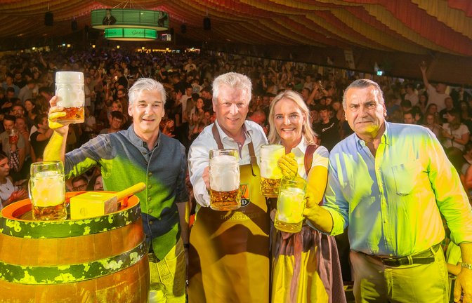 Der Fassanstich ist geschafft: Festwirt Karl Maier (von links), Oberbürgermeister Jürgen Kessing, Festwirtin Daniela Maier und Christian Dinkelacker, Geschäftsführer der Brauerei Dinkelacker/Schwabenbräu, stoßen an.  <span class='image-autor'>Foto: Bürkle</span>