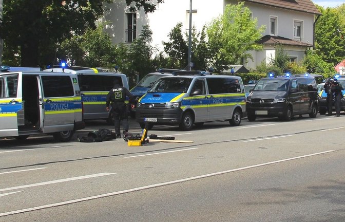 Polizisten sind im Einsatz. Bei einer Geiselnahme in einer Bankfiliale in Regensburg ist laut Polizei ein Mensch lebensbedrohlich verletzt worden. Der Täter sei wohl mit einem Messer bewaffnet, sagte eine Polizeisprecherin der Deutschen Presse-Agentur. (zu dpa: «Tödliche Messerattacke in Bank - Verdächtiger festgenommen»)<span class='image-autor'>Moller-Schuh/Vifogra MEDIA/dpa</span>