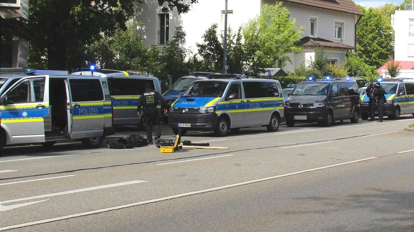 Polizisten sind im Einsatz. Bei einer Geiselnahme in einer Bankfiliale in Regensburg ist laut Polizei ein Mensch lebensbedrohlich verletzt worden. Der Täter sei wohl mit einem Messer bewaffnet, sagte eine Polizeisprecherin der Deutschen Presse-Agentur. (zu dpa: «Tödliche Messerattacke in Bank - Verdächtiger festgenommen»)Moller-Schuh/Vifogra MEDIA/dpa Polizisten sind im Einsatz. Bei einer Geiselnahme in einer Bankfiliale in Regensburg ist laut Polizei ein Mensch lebensbedrohlich verletzt worden. Der Täter sei wohl mit einem Messer bewaffnet, sagte eine Polizeisprecherin der Deutschen Presse-Agentur. (zu dpa: «Tödliche Messerattacke in Bank - Verdächtiger festgenommen»)Moller-Schuh/Vifogra MEDIA/dpa